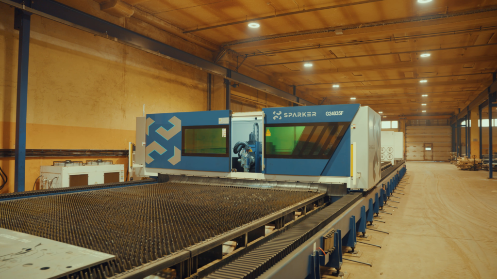 Sparkerisse on jõudnud uus laserpink, mis laiendab oluliselt meie võimalusi metalli lõikamisel. Tegemist on 30 kW pöördpeaga laserpingiga, mille töölaua suurus 